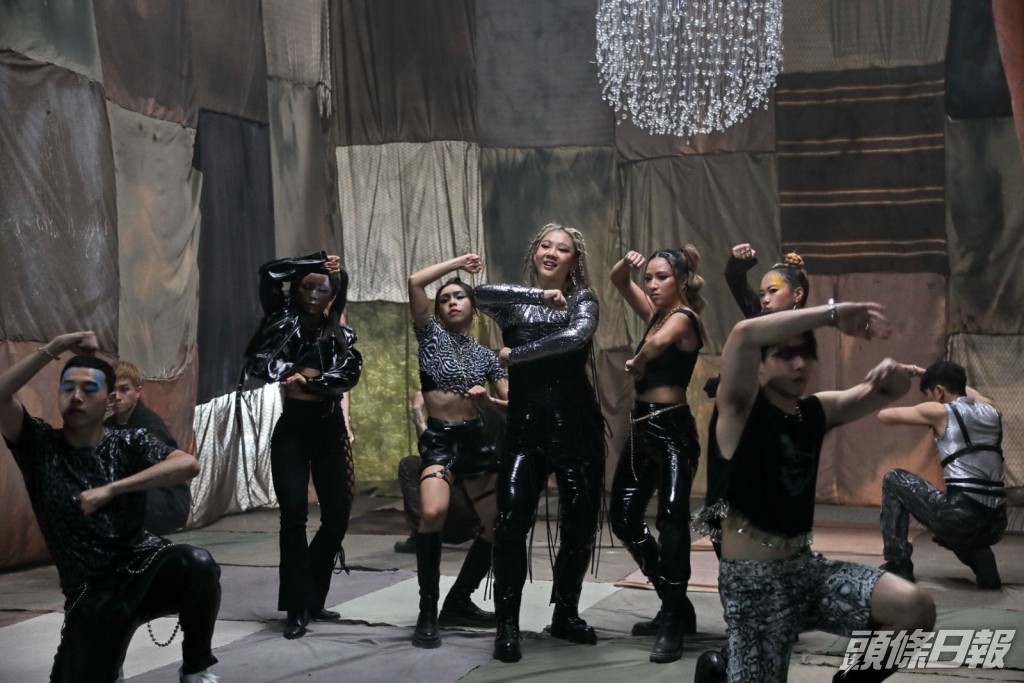 連續跳無數次。